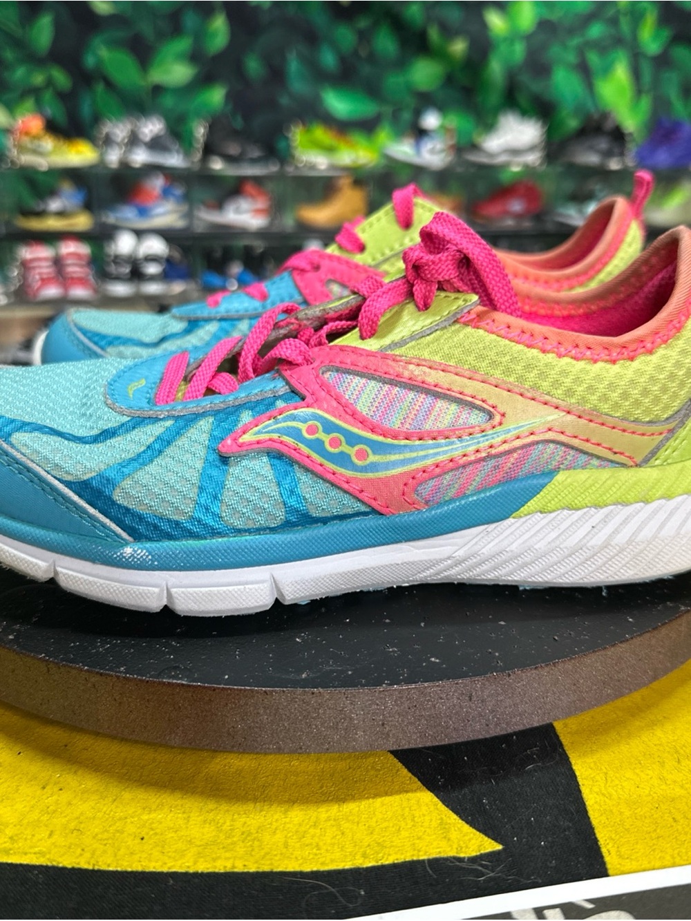 Saucony Volt Girls Kids Size 12.5
